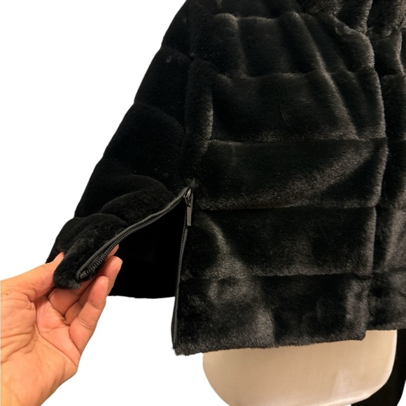 BCBGeneration Faux-Fur Cape new - Picture 9 of 11
